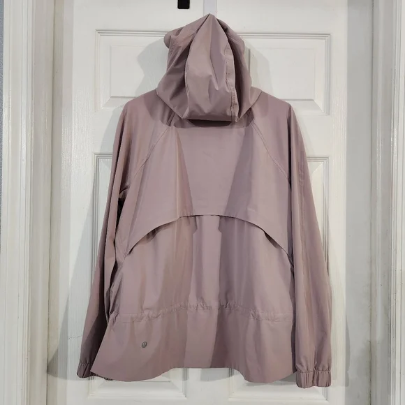 Lululemon Pack It Up Jacket in the color Smoky Blush. Size 10 - Picture 10 of 16
